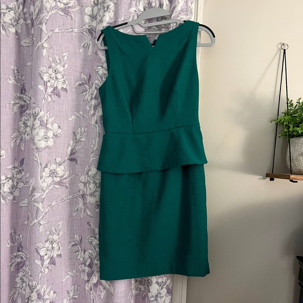 The Limited green peplum sleeveless dress size 2 with pilling